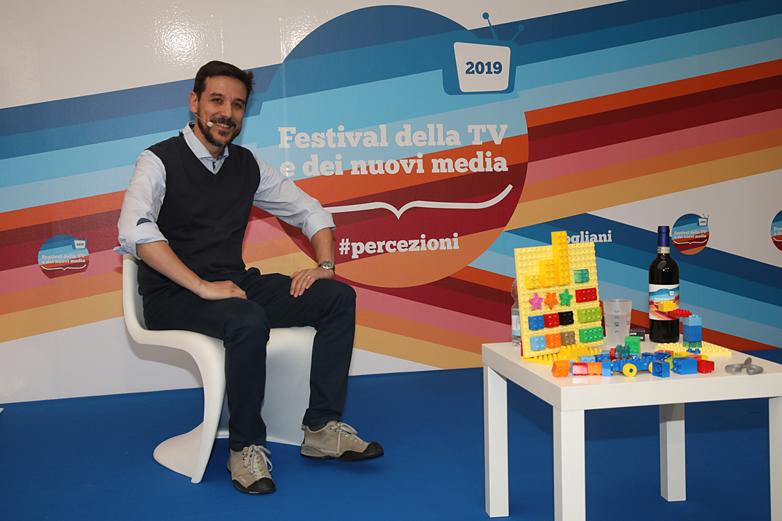 Festival della TV e dei Nuovi Media 2019_117.jpg - La Fisica nel quotidiano - Con Marco Delmastro  fisico delle particelle che lavora all’esperimento ATLAS al CERN di Ginevra,  affronteremo un viaggio attraverso i fondamenti, le motivazioni e la quotidianità della fisica delle particelle,  un viaggio che, grazie alla sua capacità di divulgazione, diventa accessibile a tutti.